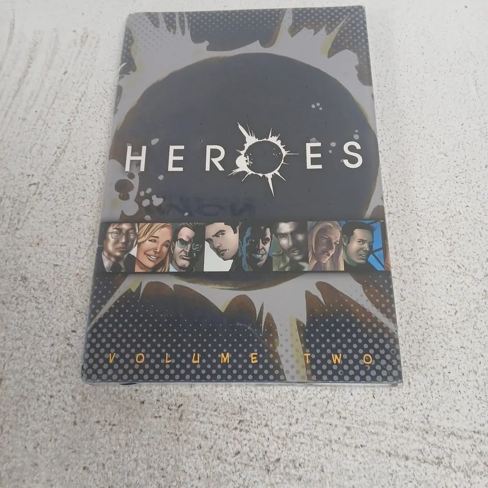 HEROES VOLUME TWO – DC COMICS GRAPHIC NOVEL (TITAN BOOKS)
