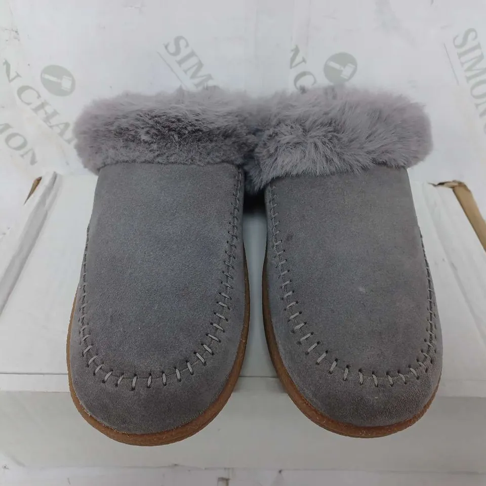 CLARKS HOME SLIPPERS IN GREY SUEDE - SIZE 5