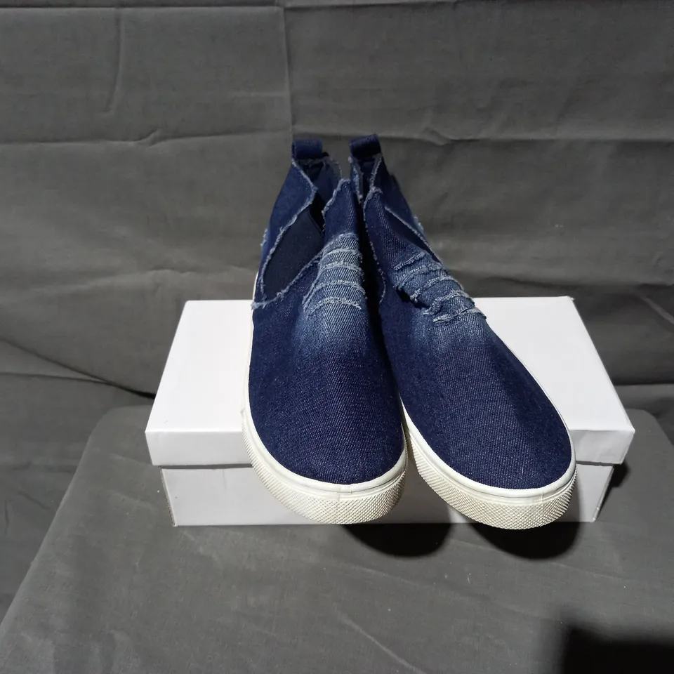 APPROXIMATELY 12 BOXED PAIRS OF W.S SLIP ON BLUE FLAT TRAINERS IN VARIOUS SIZES TO INCLUDE SIZES 38, 39, 40 