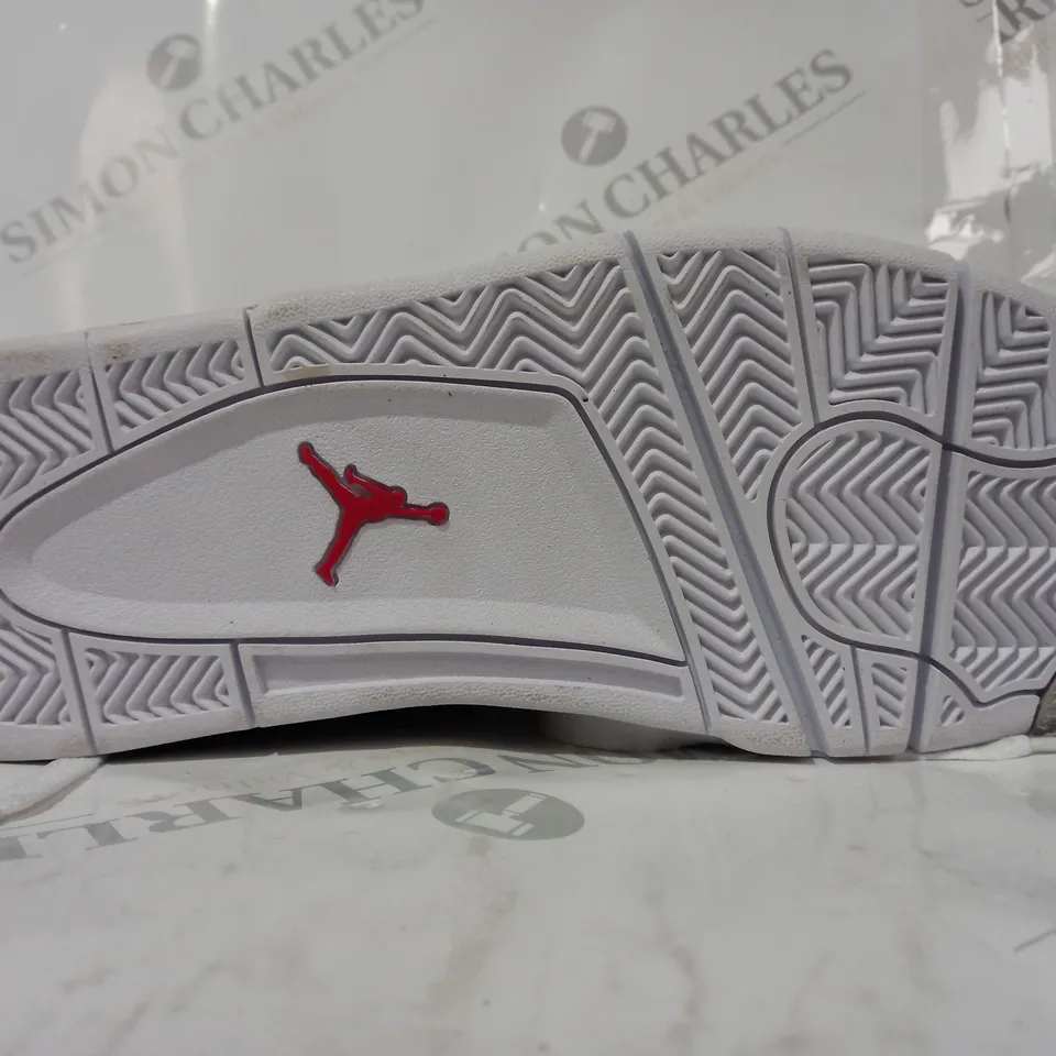 BOXED PAIR OF NIKE AIR JORDAN SHOES IN WHITE UK SIZE 9