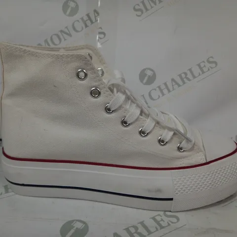 PAIR OF DESIGNER CANVAS SHOES IN WHITE EU SIZE 40