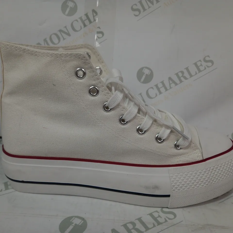 PAIR OF DESIGNER CANVAS SHOES IN WHITE EU SIZE 40