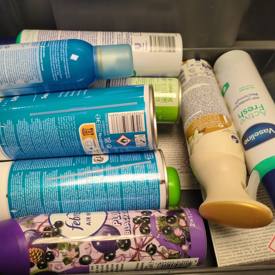 APPROXIMATELY 15 ASSORTED AEROSOLS TO INCLUDE VASELINE ACTIVE FRESH, FEBREEZE AIR MIST, SPRAYDUST, ETC - COLLECTION ONLY