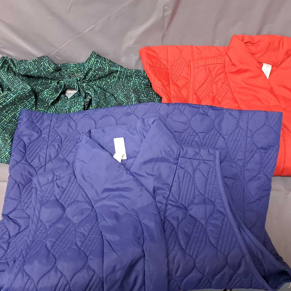 BOX OF APPROXIMATELY 10 ASSORTED CLOTHING ITEMS IN VARIOUS SIZES AND COLOURS 