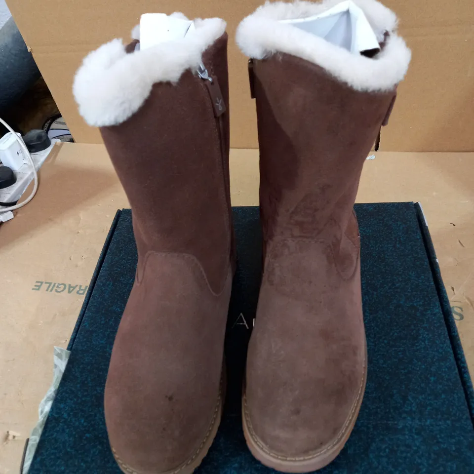 EMU AUSTRAILIA ELECTRA BOOTS - OAK - SIZE 4