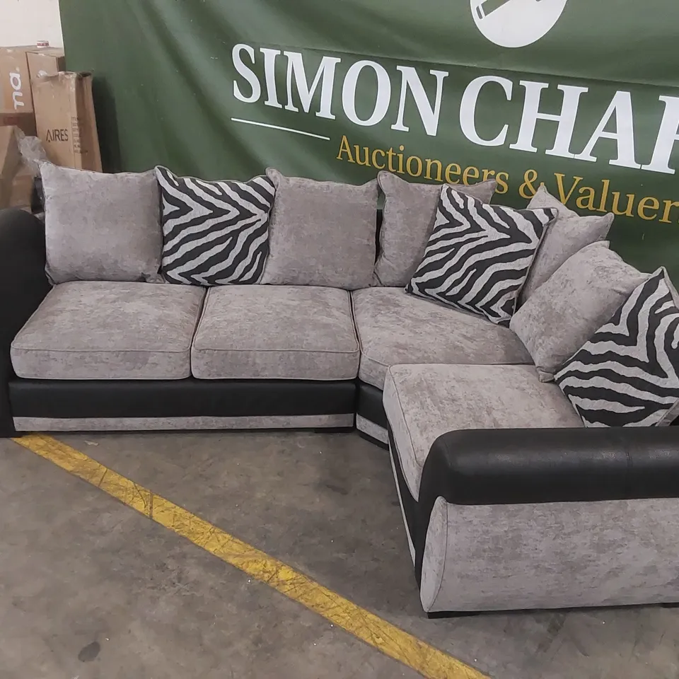 QUALITY DESIGNER HILTON FABRIC AND FAUX LEATHER RIGHT HAND CORNER CHAISE SOFA