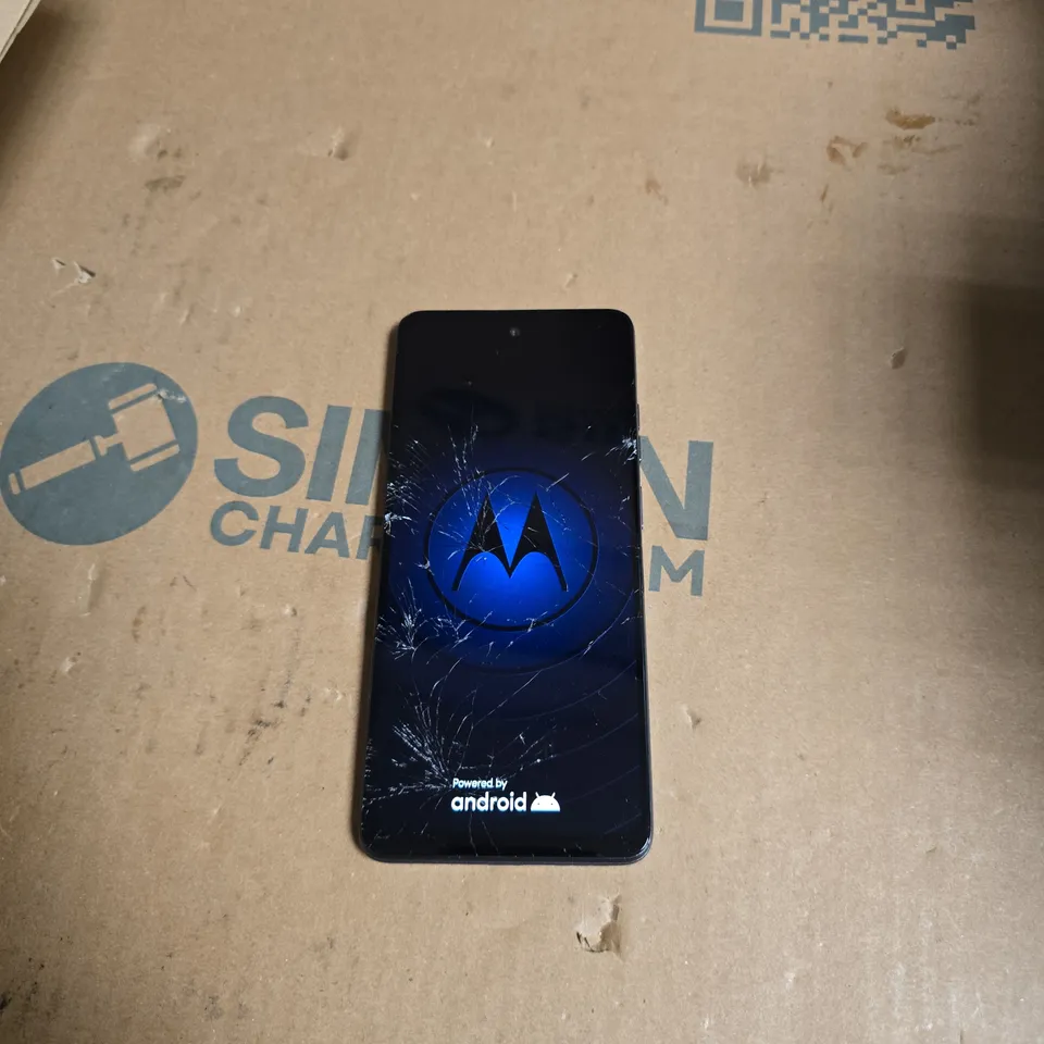 Motorola smartphone – Blue, dual-camera, cracked screen
