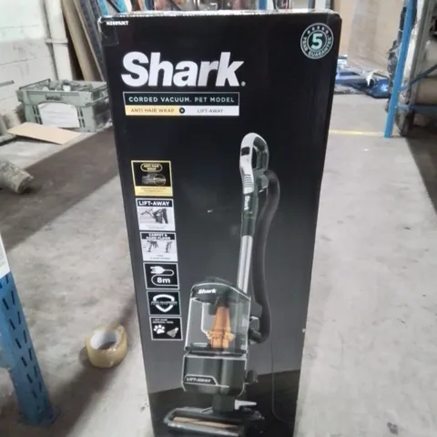 BOXED SHARK CORDED VACUUM PET MODEL LIFT AWAY