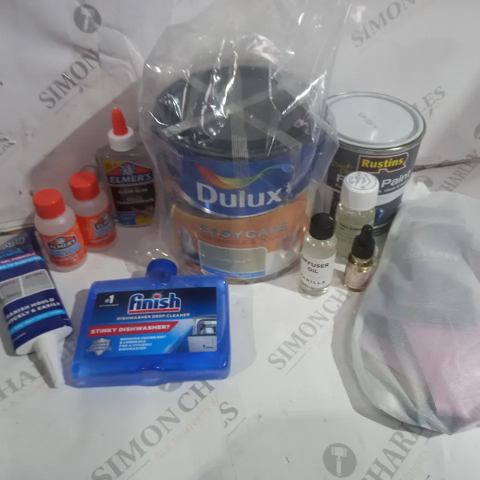 APPROXIMATELY 20 ASSORTED HOME ITEMS INCLUDING DULUXE OVERTLY OLIVE PAINT, ODYSSEY LAUNDRY SACHETS, MOULD MAGIC EXTRREME