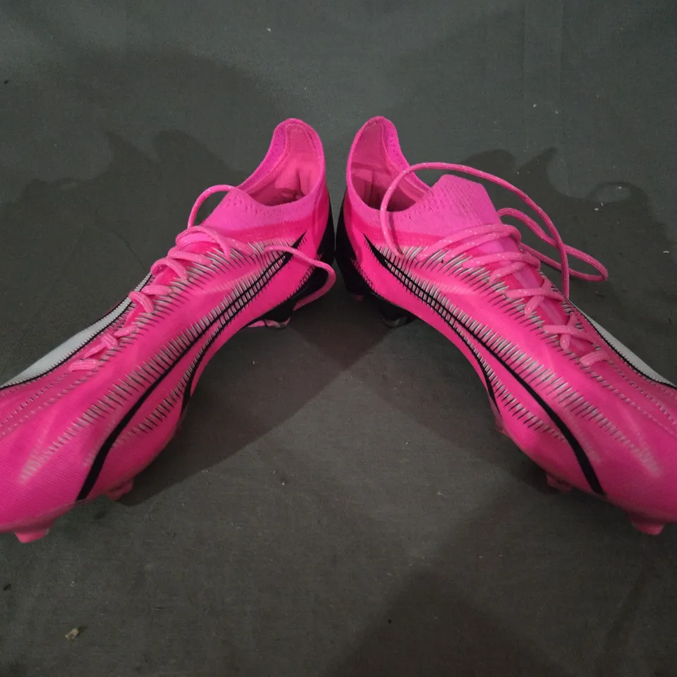 PAIR OF PUMA ULTRA FOOTBALL BOOTS IN PINK/WHITE/BLACK UK SIZE 8