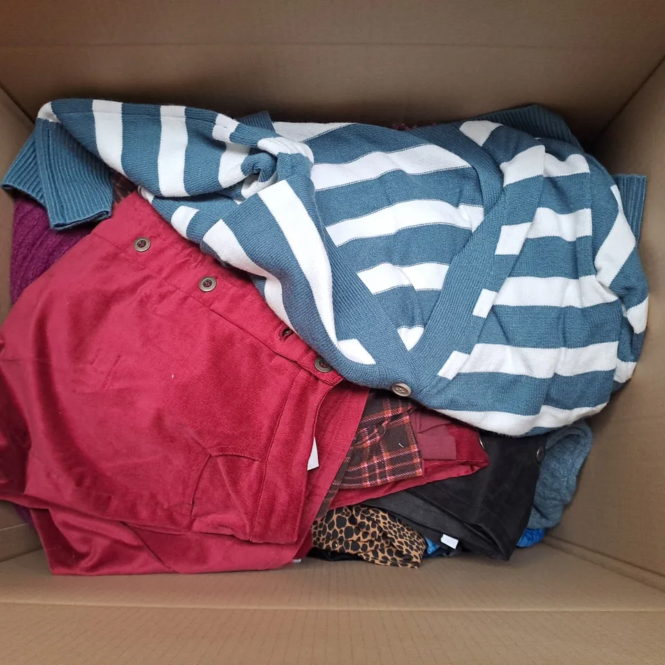 LARGE QUANTITY OF ASSORTED CLOTHING ITEMS IN VARIOUS SIZES AND COLORS TO INCLUDE JUMPERS, PANTS AND T-SHIRT