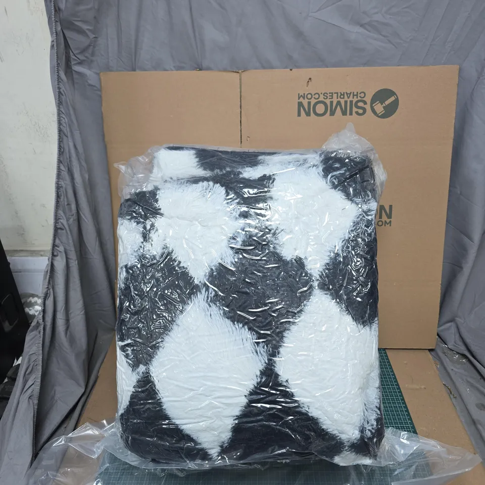 BLACK AND WHITE THROW 