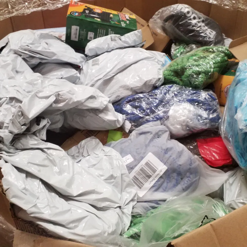 PALLET CONTAINING ASSORTED GARDEN HOSES & INFLATABLE CAMPING MATS