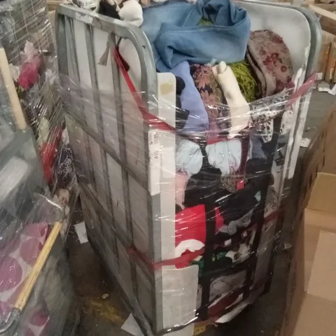 CAGE TO CONTAIN A LARGE QUANTITY OF CLOTHING PRODUCTS. BRANDS, CONDITIONS AND SIZES VARY