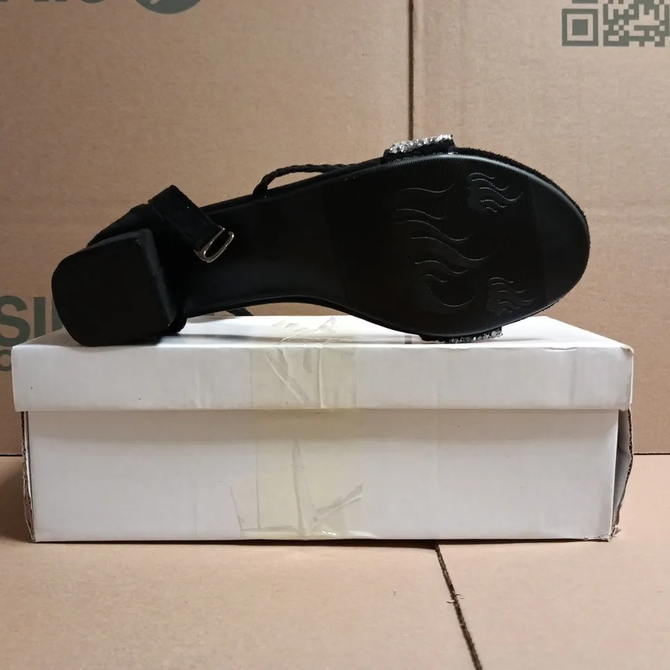 BOXED PAIR OF UNBRANDED OPEN TOE OW BLOCK HEEL SANDALS IN BLACK SIZE EU 40