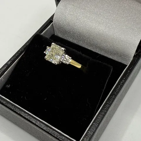 18CT GOLD RING SET WITH A NATURAL RADIANT CUT DIAMOND WITH A NATURAL DIAMOND TO EACH SHOULDER, WEIGHT +1.45CT