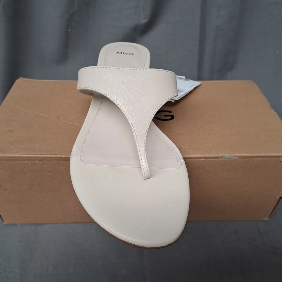 BOXED PAIR OF MNG LOW HEEL TOE-POST SANDALS IN CREAM UK SIZE 7