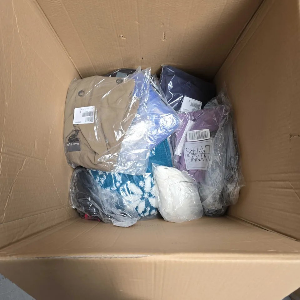 APPROXIMATELY 20 LADIES CLOTHING ITEMS, VARIOUS COLOURS, SIZES AND STYLES