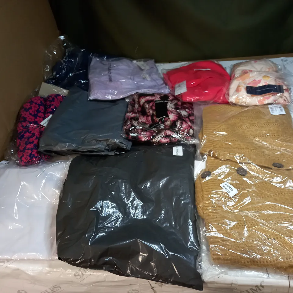 BAG OF APPROX 10 ASSORTED CLOTHING ITEMS TO INCLUDE - MAISON DE NIMES - EMELIA