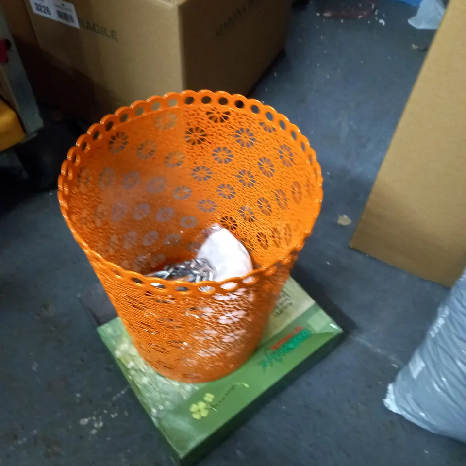 LOT OF ASSORTED HOUSEHOLD ITEMS TO INCLUDE DRINKS CONTAINERS, LED STRIP LIGHT, NIELSEN HAMMER AND METAL BIN