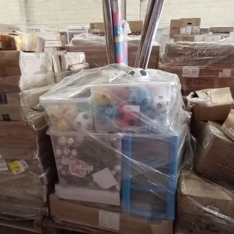 PALLET OF ASSORTED HOUSEHOLD GOODS AND PRODUCTS TO INCLUDE; CHRISTMAS DECORATIONS, FOOTBALLS, LAMP ETC