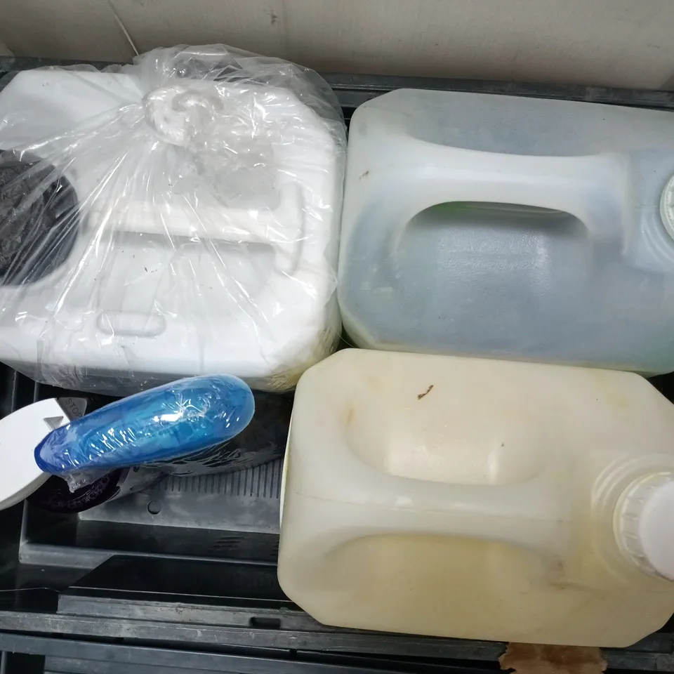 APPROXIMATELY 5 ASSORTED LARGE LIQUIDS TO INCLUDE WASHING UP LIQUID, CHROME FLY AWAY, ELBOW GREASE, ETC - COLLECTION ONLY