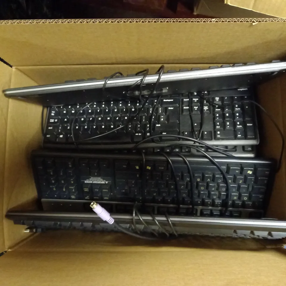 LOT OF APPROXIMATELY 15 LOOSE ASSORTED KEYBOARDS TO INCLUDE HP KU-1156 KEYBOARD, HP KB-0316 KEYBOARD, LOGITECH MEDIA KEYBOARD K200, ETC