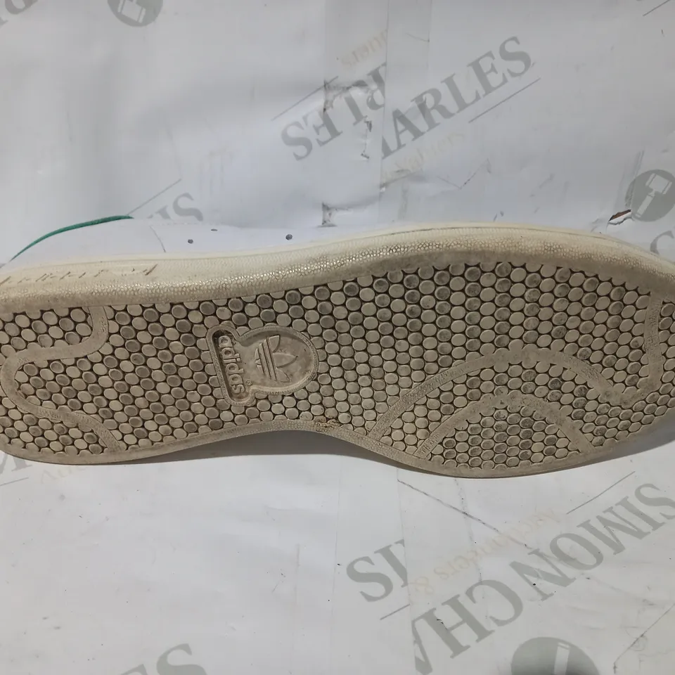 BOXED PAIR OF DESIGNER SHOES IN THE STYLE OF ADIDAS STAN SMITH IN WHITE/GREEN UK SIZE 8