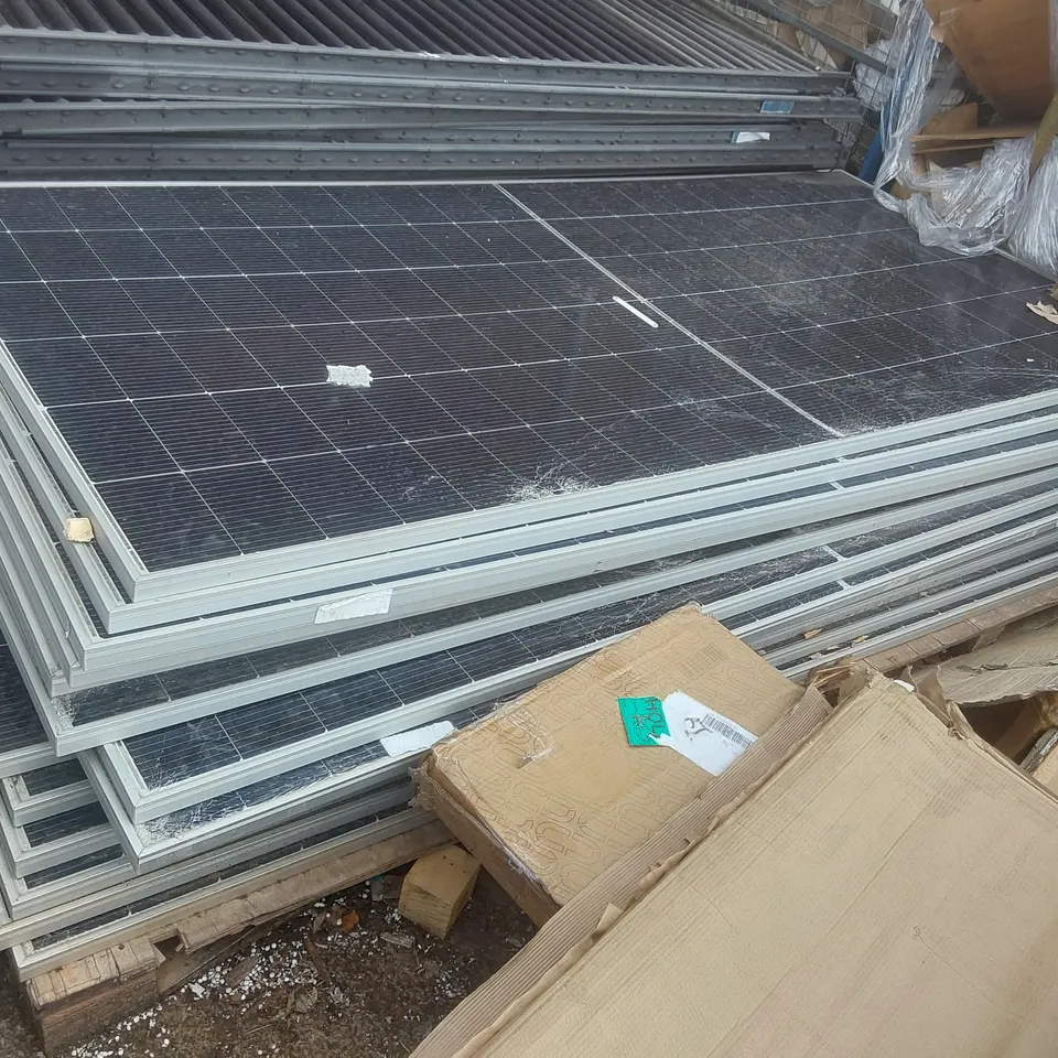 PALLET CONTAINING A LARGE QUANTITY OF SOLAR PANELS
