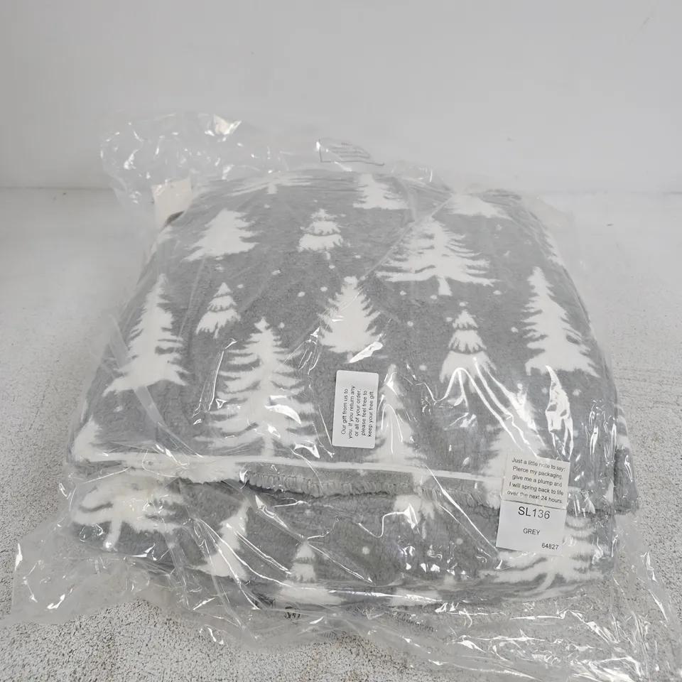 APPROXIMATELY 4 AT HOME COLLECTION WINTER FOREST CUSHION & FLEECE SHEET SETS
