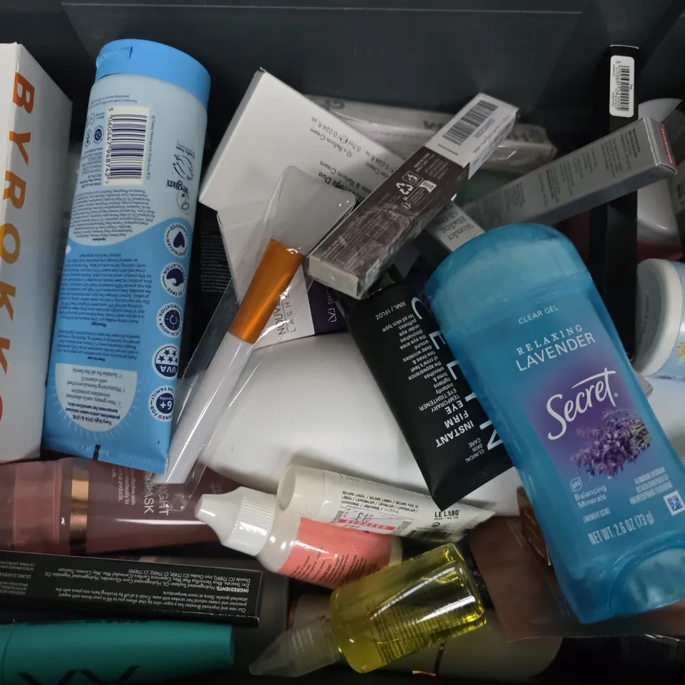 APPROXIMATELY 25 ASSORTED COSMETICS ITEMS TO INCLUDE CHILDS FARM BATH SOAK, SHEGLAM BAKED GLOW SETTING POWDER, BRAUN SHAVER HEAD, ETC