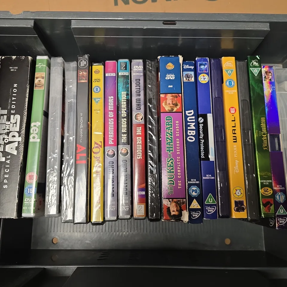 APPROXIMATELY 16 ASSORTED DVDS & BOXSETS TO INCLUDE PLANET OF THE APES SPECIAL EDITION, WALLE, THE DUKES OF HAZZARD SECOND SEASON, ETC