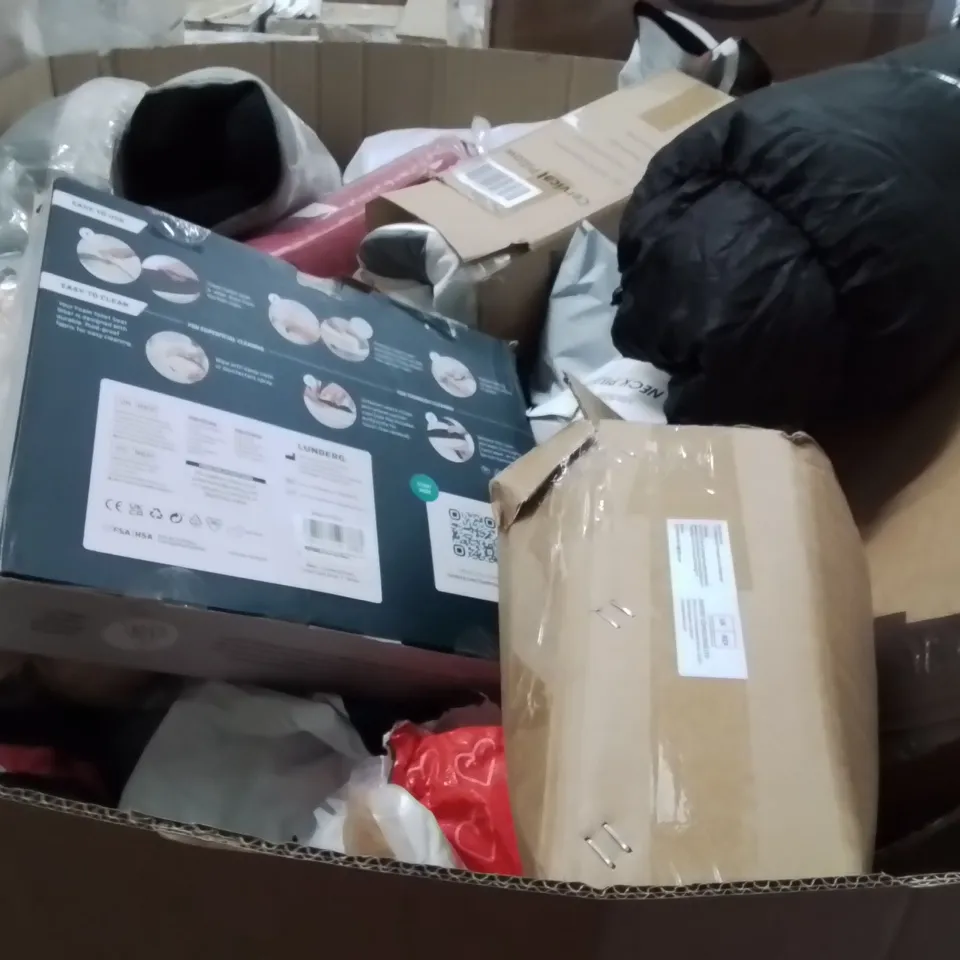 PALLET CONTAINING A LARGE QUANTITY OF PILLOWS