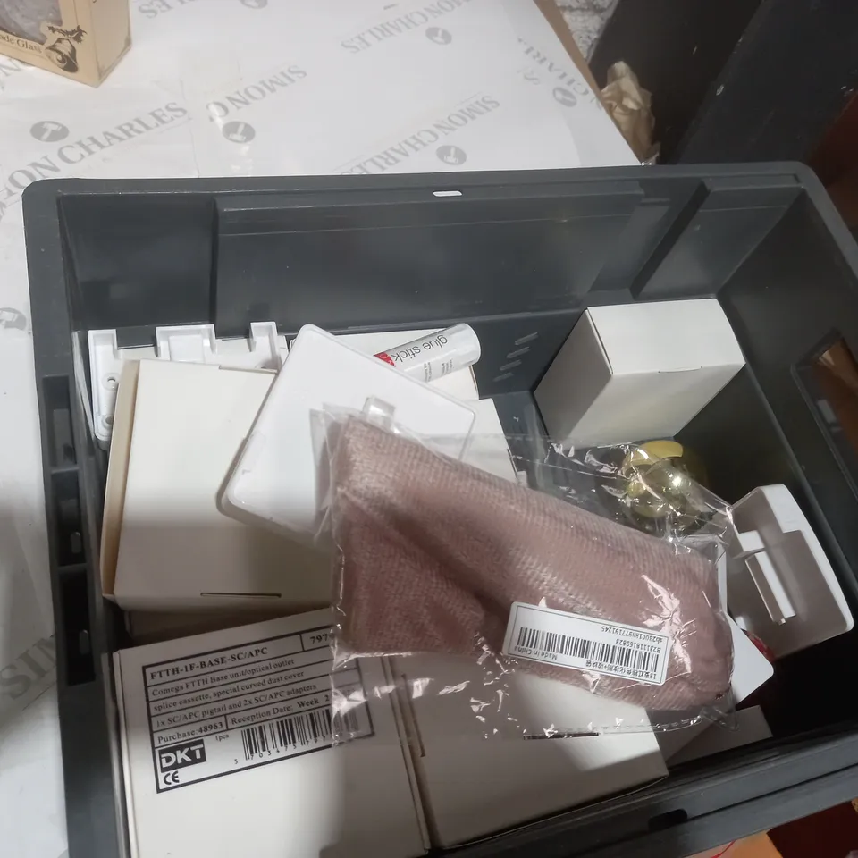 TOTE OF APPROXIMATELY 14 ASSORTED ITEMS TO INCLUDE A UV FLASH LIGHT, GLITTER TABLE DECORATION AND A FESTIVE HANDMADE GLASS