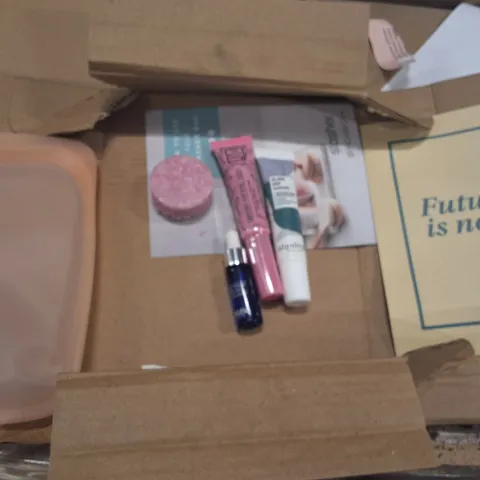 PALLET CONTAINING APPROXIMATELY 300 BOXES OF BIRCHBOX BEAUTY PRODUCTS TO INCLUDE;NIGHT REPAIR OIL,SOAP,SKIN BOOSTER,BAG PRODUCTS MAY BE EXPIRED