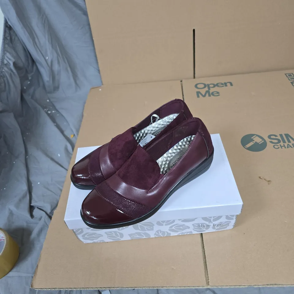 SHOE TREE COMFORT NERISSA BURGUNDY WOMEN'S SLIP-ON SHOES, UK SIZE 5