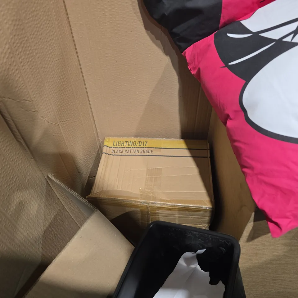PALLET OF APPROXIMATELY 10 ASSORTED ITEMS INCLUDING MINNIE MOUSE PINK DECORATIVE CUSHION AND KOJIC ACID & TURMERIC SOAP