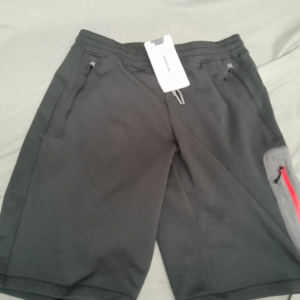BERGHAUS PAVEY POCKET SHORTS IN BLACK - UK MEDIUM
