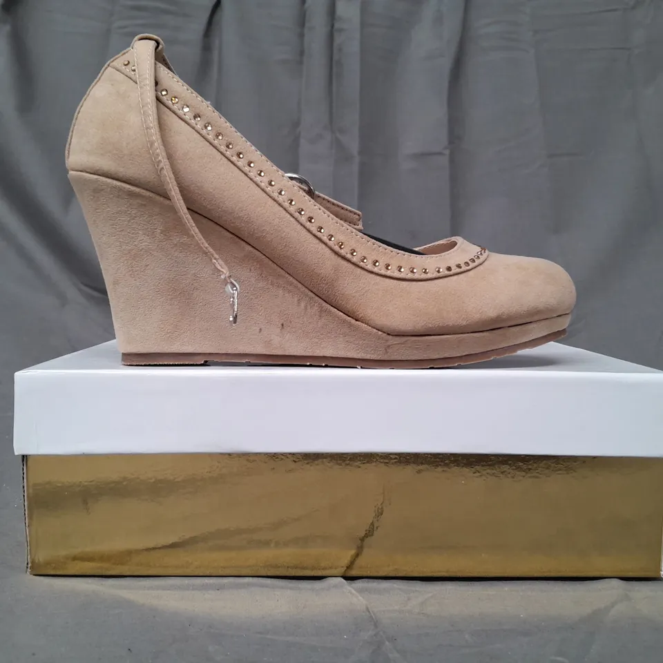 BOX OF APPROXIMATELY 10 BOXED PAIRS OF SINOBEN CLOSED TOE WEDGES IN TAN - VARIOUS SIZES