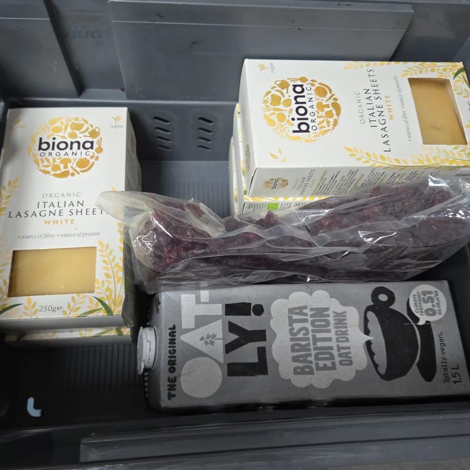 APPROXIMATELY 5 ASSORTED FOOD ITEMS TO INCLUDE - CRANBERRIES, ITALIAN LASAGNE SHEETS AND OATLY