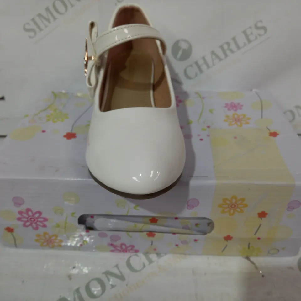 BOXED PAIR OF JIADUOWANG LOW HEEL SHOES IN WHTIE W. JEWEL EFFECT EU SIZE 34
