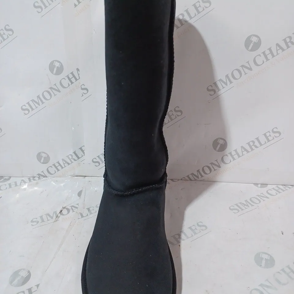 BOXED PAIR OF EMU AUSTRALIA "STINGER HI" WATER RESISTANT BOOTS - UK SIZE 7, BLACK