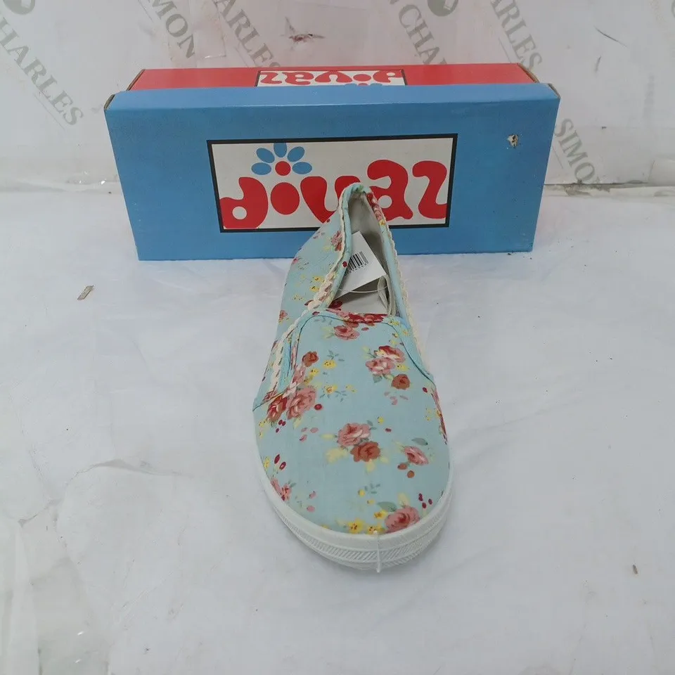APPROXIMATELY 10 PAIRS OF BOXED DIVAZ SLIP-ON FLORAL PUMP SWIFT BLUE IN VARIOUS SIZES 