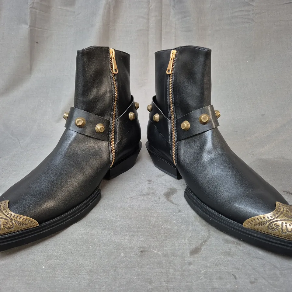 BOXED PAIR OF KOI SOULRENDER MEN'S HARDWARE COWBOY BOOTS IN BLACK/ANTIQUE BRONZE UK SIZE 9