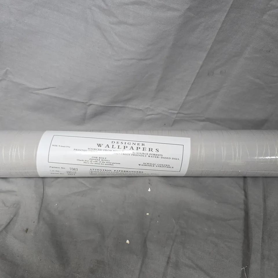 DESIGNER WALLPAPERS – ONE BOLT, PATTERN NO. 7063, 9.5M ROLL, ACRYLIC COATED
