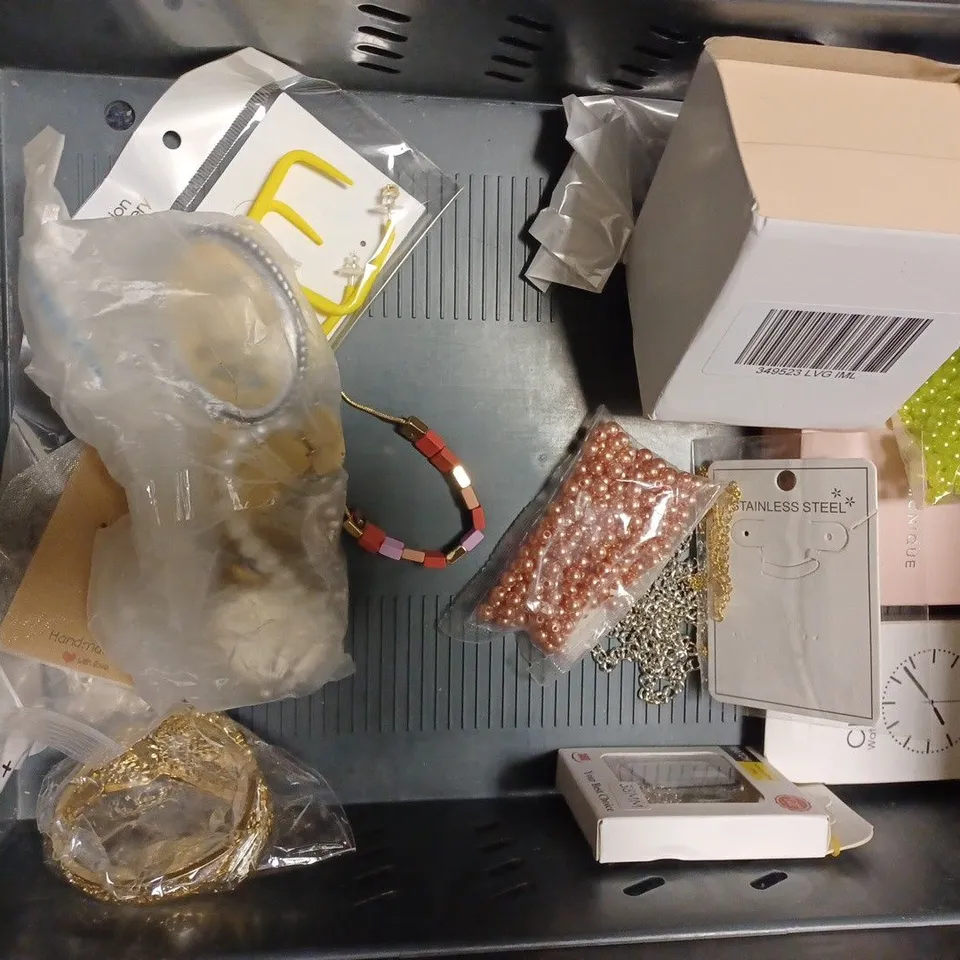 BOX OF APPROX 20 ASSORTED ITEMS TO INCLUDE A PROTECTIVE WATCH CASE, DIAMONIQUE NECKLESS, ALEX AND ANI BRACELET, ETC.  