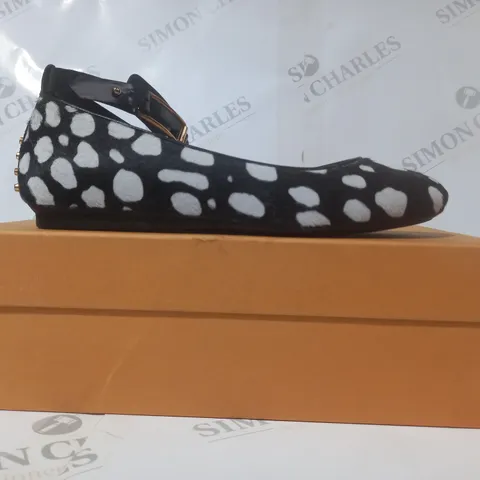 BOXED PAIR OF TOD'S CLOSED TOE SHOES IN BLACK/WHITE ANIMAL PRINT EU SIZE 38