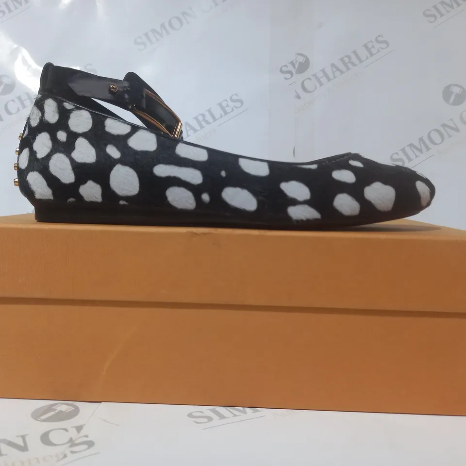BOXED PAIR OF TOD'S CLOSED TOE SHOES IN BLACK/WHITE ANIMAL PRINT EU SIZE 38