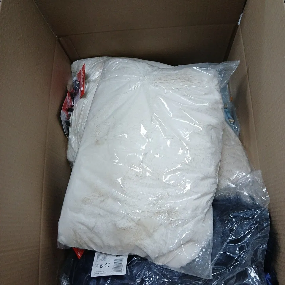 BOX OF APPROXIMATELY 20 ASSORTED ITEMS TO INCLUDE BATTERIES, CLOTHING, SHOPPING BAG ETC