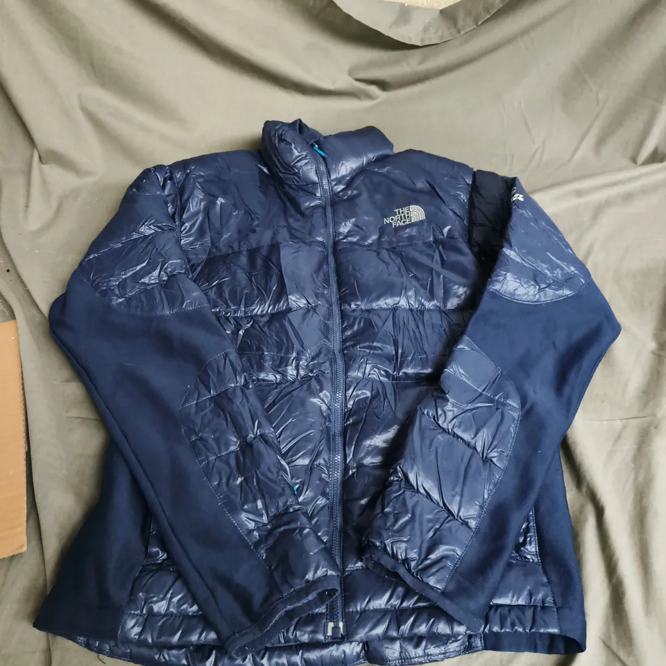 THE NORTH FACE NAVY PUFFER JACKET – SIZE M